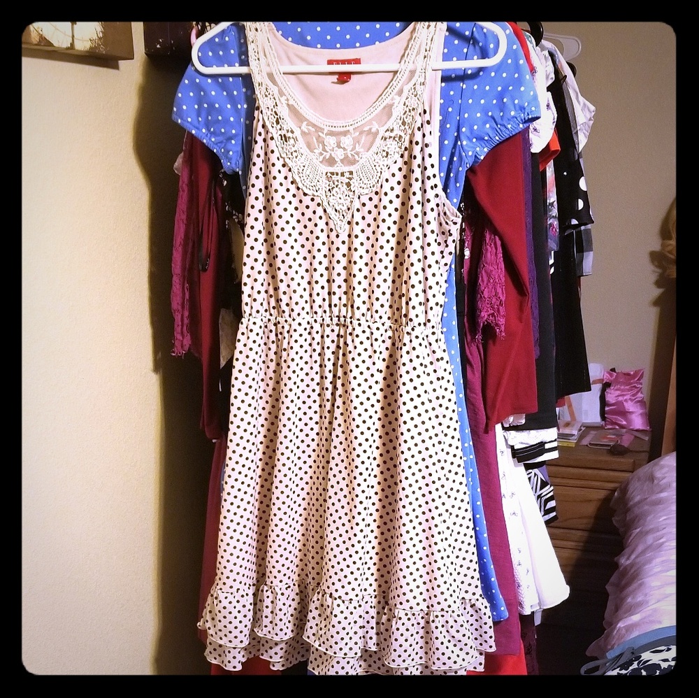 EUC Elle Flirty Femme Polka Dot Dress w Lace Applique